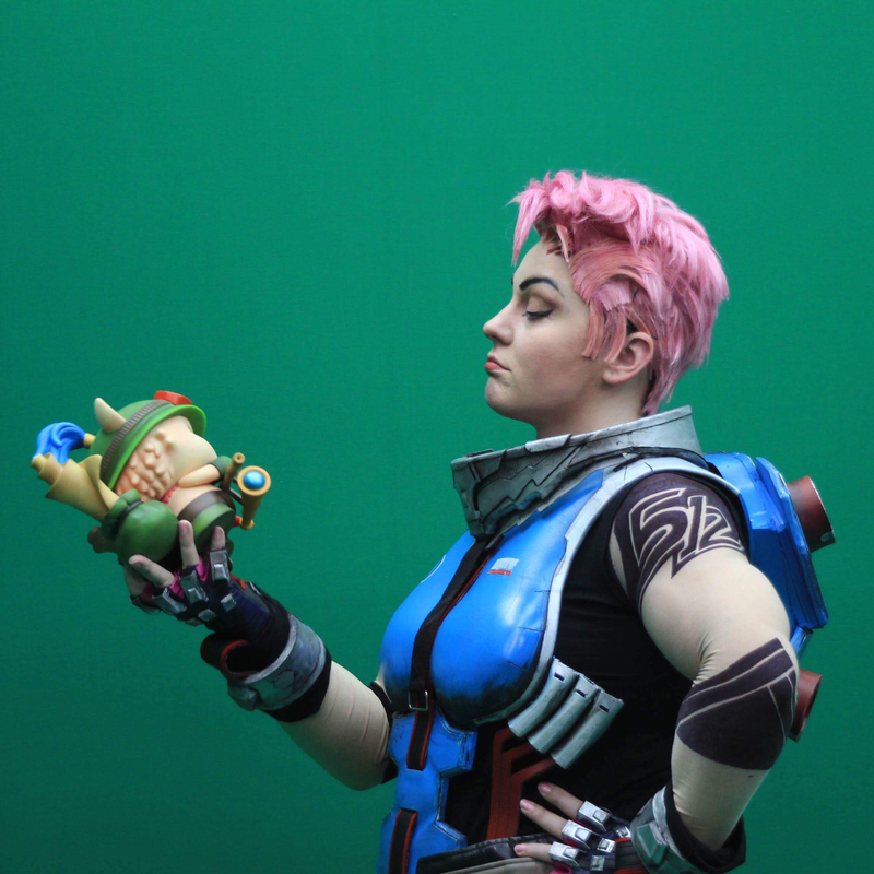 Illustration for article titled Zarya Cosplay Flexes Some Muscles